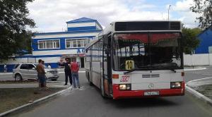 Mercedes протаранил автобус с пассажирами в Костанае