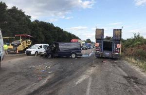 Тройное ДТП в Украине: в грузовик с военной техникой врезались два авто, одно из них — из Минска