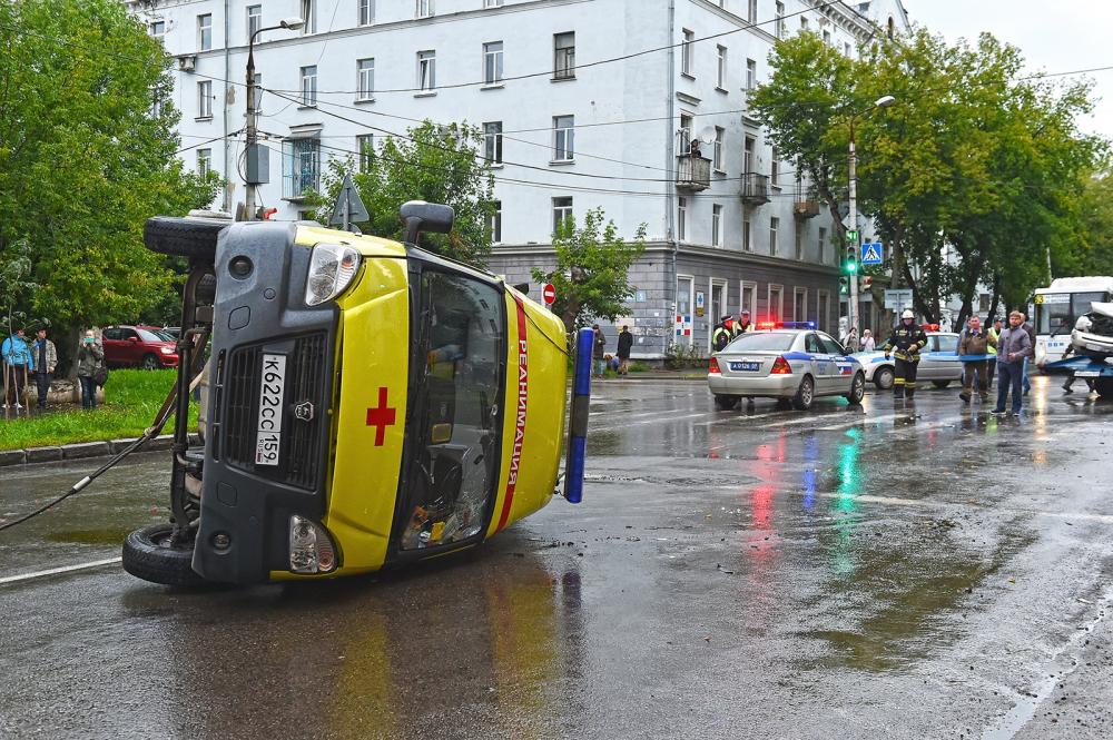 Четыре медика получили травмы в Перми из-за ДТП со скорой