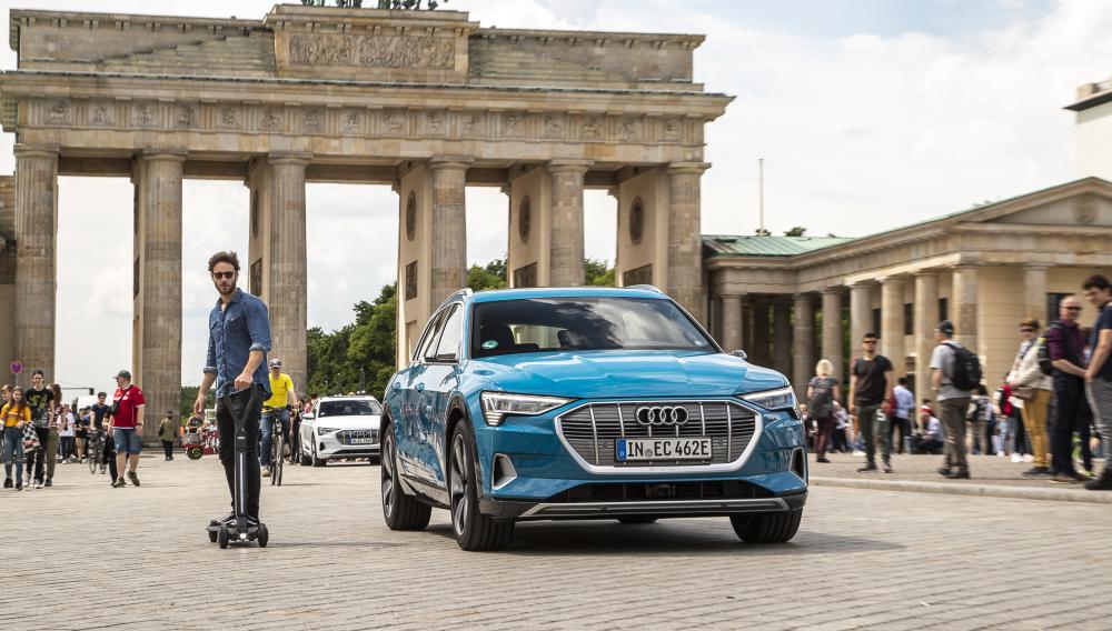 Audi подарит покупателям кроссовера e-tron по электросамокату