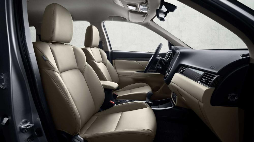 Mitsubishi Outlander обзавелся новым салоном