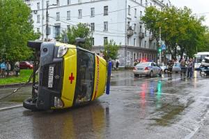 Четыре медика получили травмы в Перми из-за ДТП со скорой
