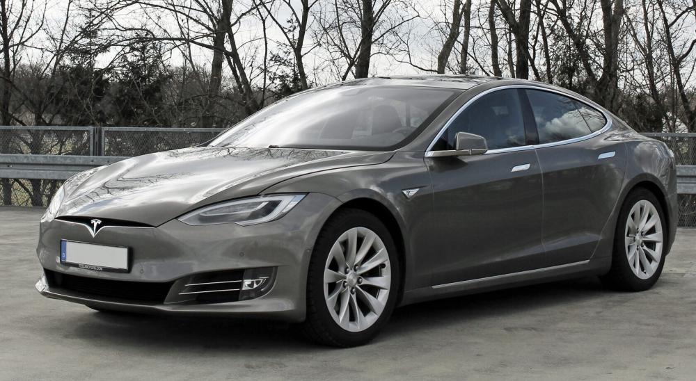 Женщина угнала разряженную Tesla Model S