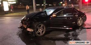 В Гродно пьяные девушки на Ford не пропустили на светофоре Mercedes S-класса