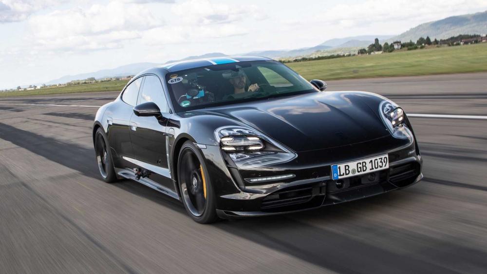 В Porsche назвали дату премьеры купе Taycan