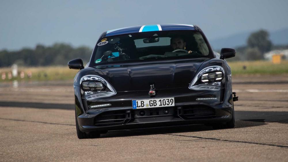 В Porsche назвали дату премьеры купе Taycan