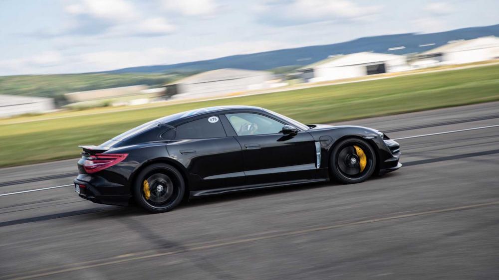 В Porsche назвали дату премьеры купе Taycan