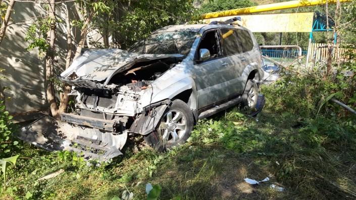 Внедорожник врезался в забор детского сада в Алматы