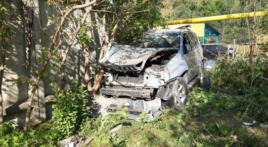 Внедорожник врезался в забор детского сада в Алматы