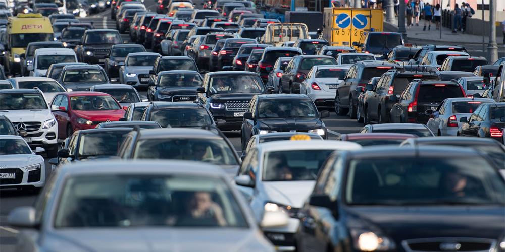 В Москве назвали день недели с наибольшим числом автомобилей из области
