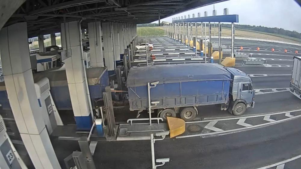 Видео: водитель КамАЗа отказался платить за проезд и пробил колеса