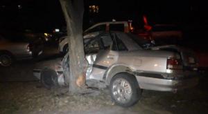 Автомобиль на скорости влетел в дерево в Алматы. Пострадали двое