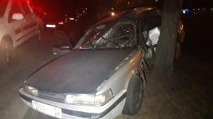 Автомобиль на скорости влетел в дерево в Алматы. Пострадали двое