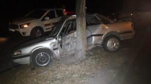 Автомобиль на скорости влетел в дерево в Алматы. Пострадали двое