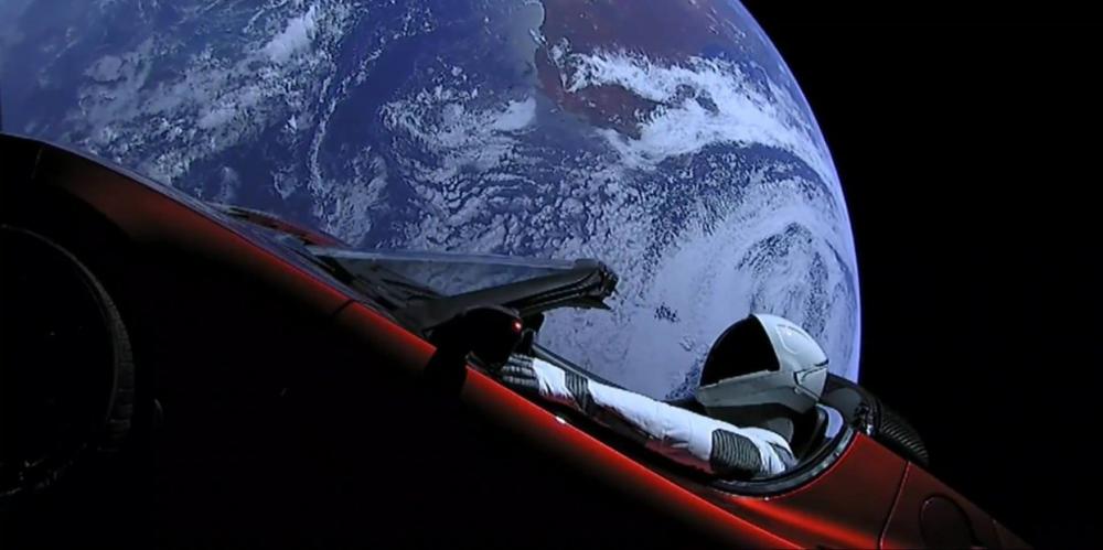 Космический Tesla Roadster совершил первый оборот вокруг Солнца