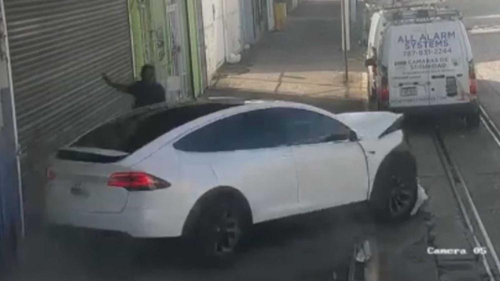 Взбесившаяся Tesla едва не погубила пешехода