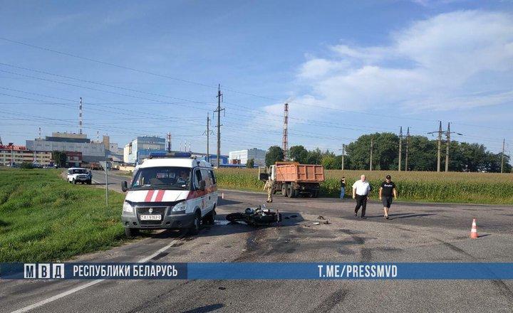 Под Гомелем мотоцикл влетел в самосвал: байкер погиб