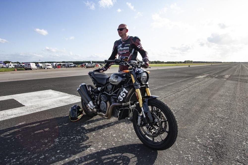 Сесил Бубба Мейерс на Indian FTR установил рекорд вилли в Великобритании