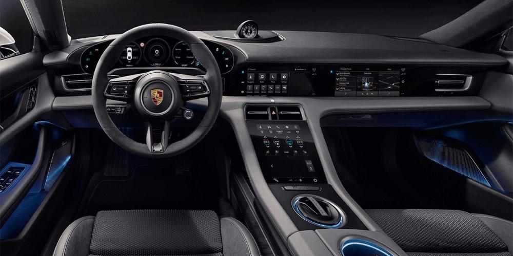 Porsche полностью рассекретила интерьер первого электрокара