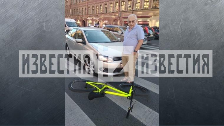 Велосипедист попал под авто Друзя в центре Петербурга