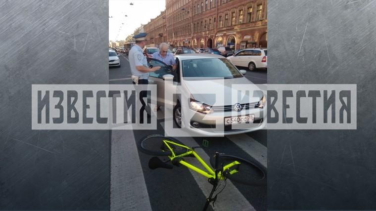 Велосипедист попал под авто Друзя в центре Петербурга