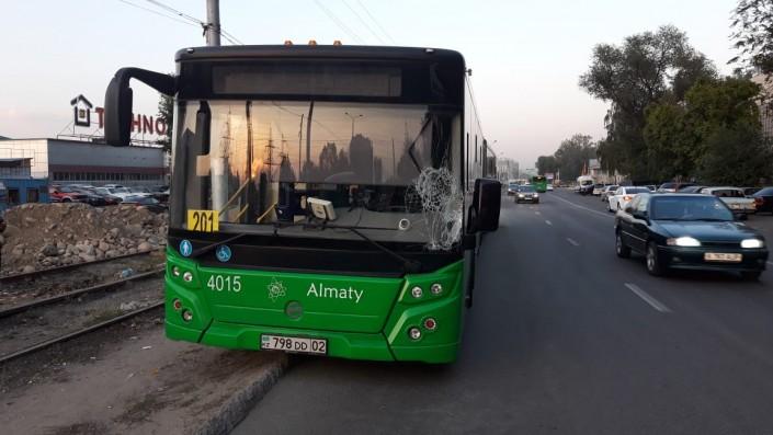 Автобус на полном ходу сбил мужчину в Алматы