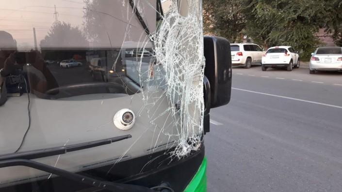 Автобус на полном ходу сбил мужчину в Алматы