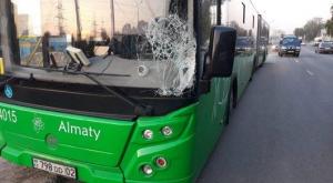Автобус на полном ходу сбил мужчину в Алматы