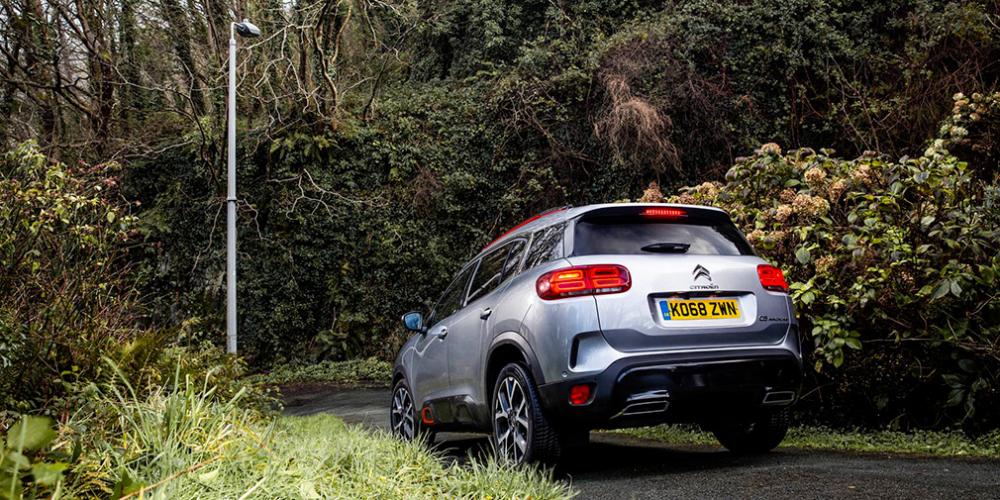 Citroen C5 AirCross спустился по самой крутой в мире улице