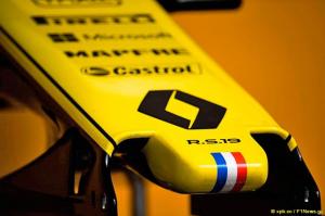 Пилоты Renault и Сайнс вернулись к старой версии мотора