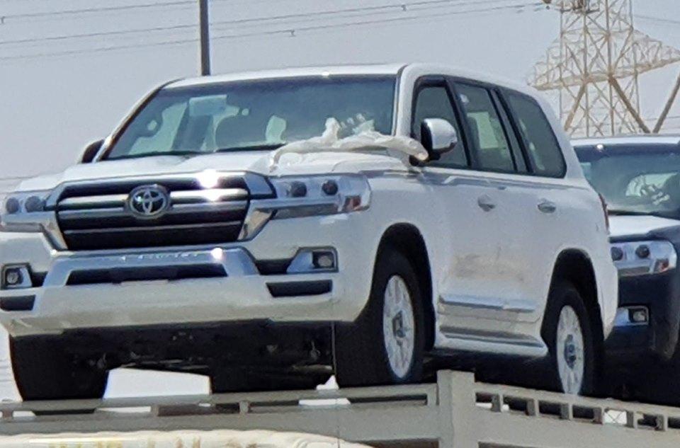 Новый Toyota Land Cruiser 200 показали на первых снимках