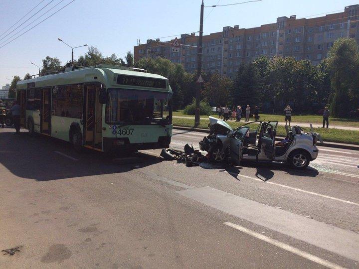В Минске лоб в лоб столкнулись VW и троллейбус