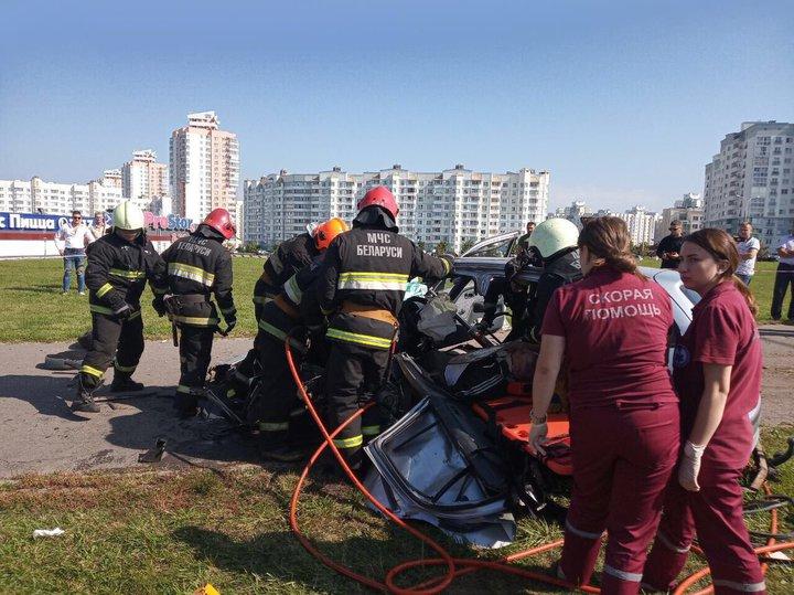В Минске Nissan влетел в столб. Водитель утверждает, что уснул за рулем