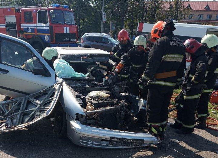 В Минске Nissan влетел в столб. Водитель утверждает, что уснул за рулем