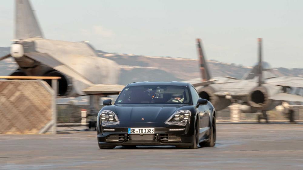 Посмотрите на впечатляющий заезд Porsche Taycan по палубе авианосца
