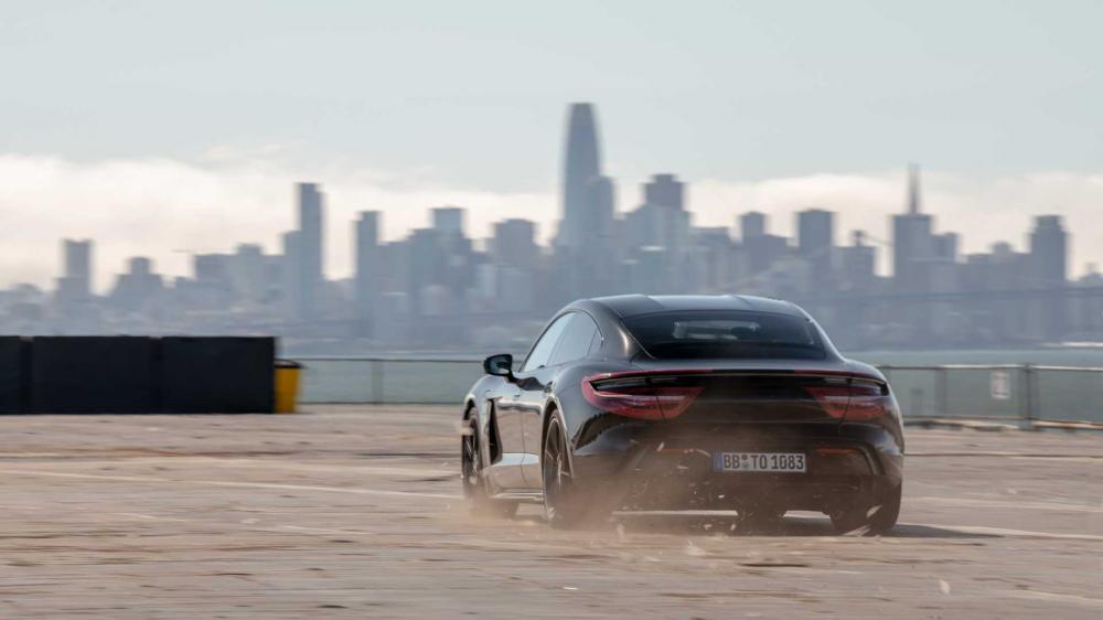 Посмотрите на впечатляющий заезд Porsche Taycan по палубе авианосца