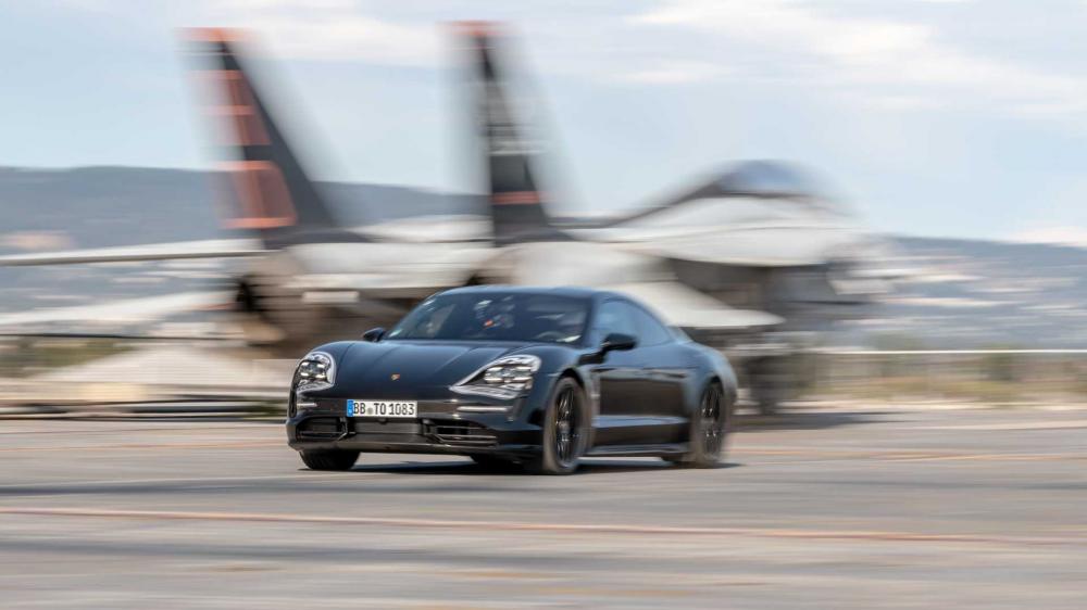 Посмотрите на впечатляющий заезд Porsche Taycan по палубе авианосца