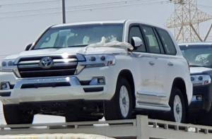 Новый Toyota Land Cruiser 200 показали на первых снимках