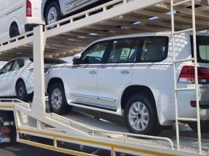 Новый Toyota Land Cruiser 200 показали на первых снимках