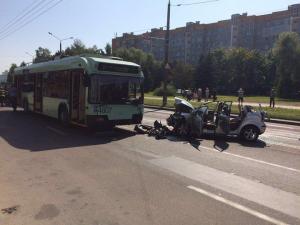 В Минске лоб в лоб столкнулись VW и троллейбус