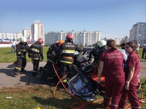 В Минске Nissan влетел в столб. Водитель утверждает, что уснул за рулем