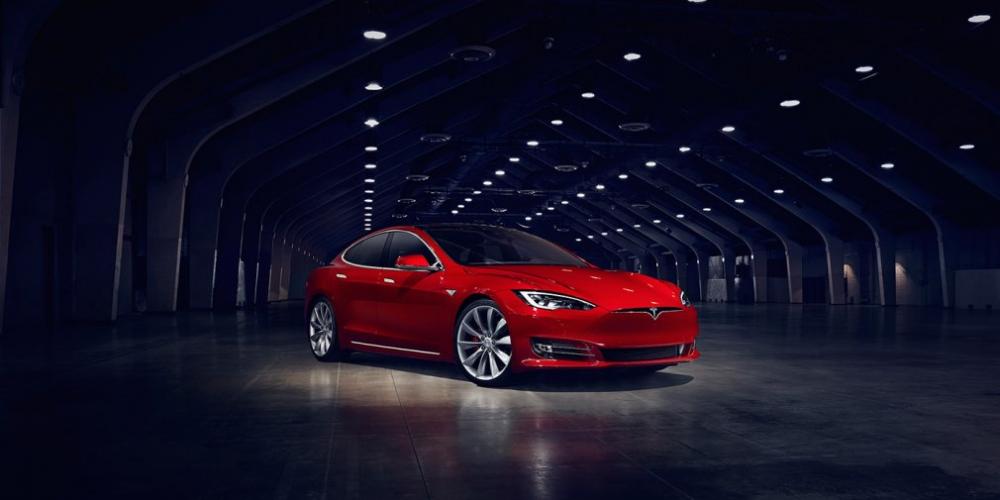 Илон Маск подарил Лукашенко Tesla Model S