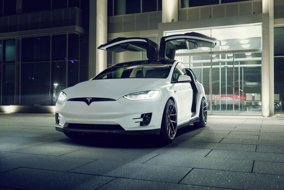 Владельцы Tesla не смогли попасть в машины из-за «глюка»