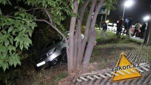 В Алматы после ДТП Nissan вылетел с дороги в лог