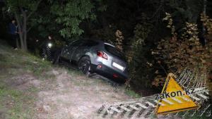 В Алматы после ДТП Nissan вылетел с дороги в лог