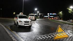 В Алматы после ДТП Nissan вылетел с дороги в лог