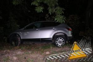 В Алматы после ДТП Nissan вылетел с дороги в лог