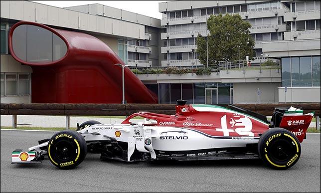 Машины Alfa Romeo в цветах итальянского флага