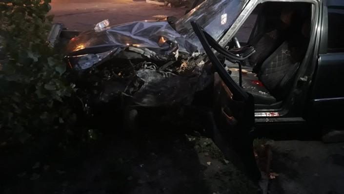 Mercedes врезался в дерево в Алматы: водитель погиб
