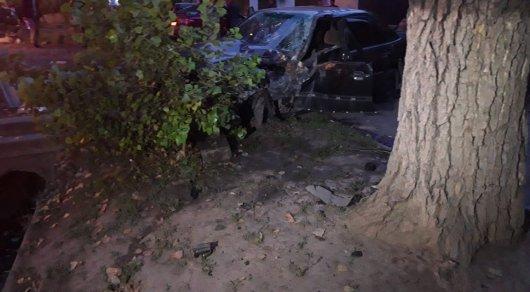 Mercedes врезался в дерево в Алматы: водитель погиб